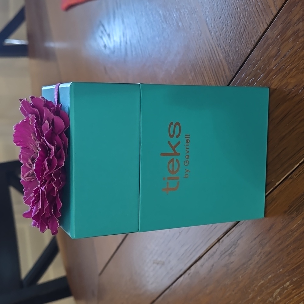 Tieks box and flower topper accessories